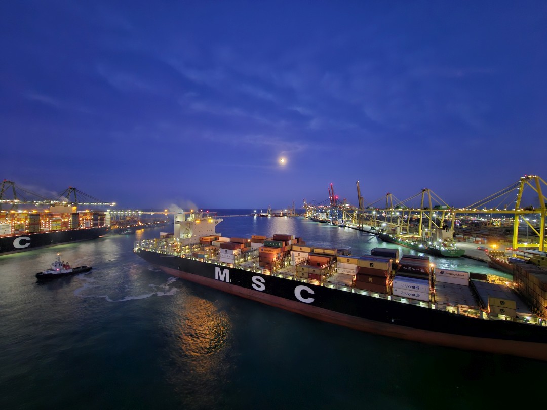 ATRAQUE NOCTURNO A LA LUNA DE VALENCIA